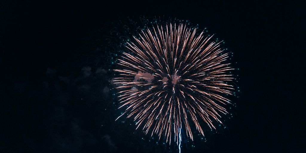 a fireworks is lit up in the dark sky